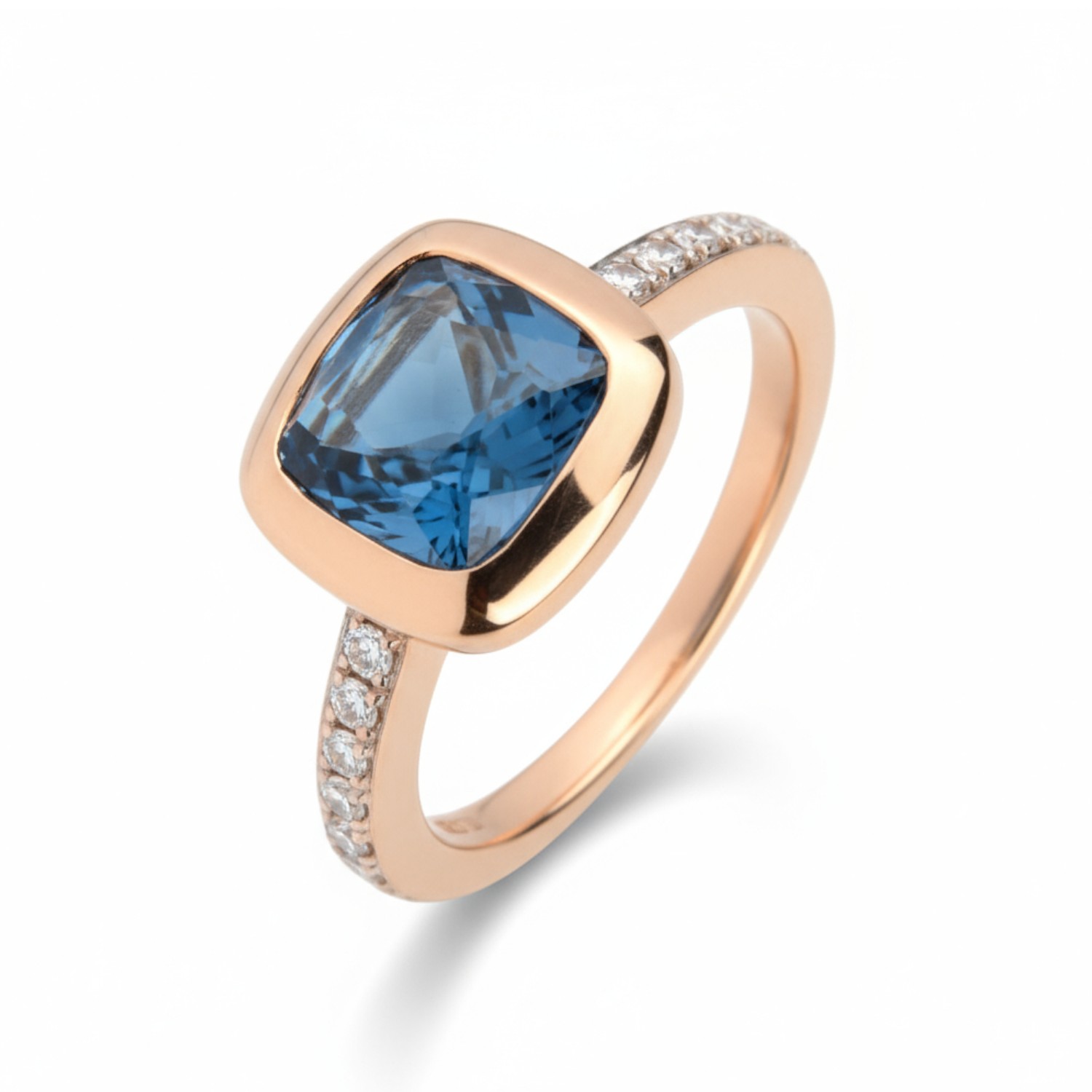 AMICI Damenring mit 3,34ct London Blue Topas und 14 Brillanten in 750er Roségold, elegant und einzigartig