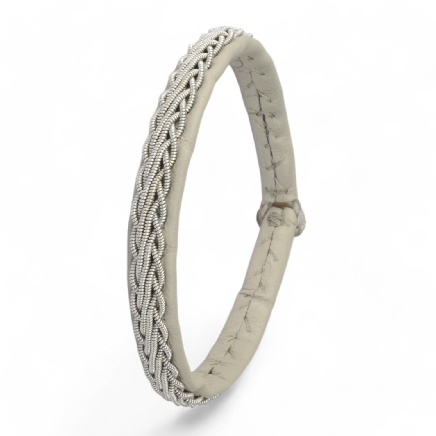 Saami Crafts Lederarmband Pebble mit Zinnfaden und Hornknopf für Damen, 18cm, beige-silberfarben, 8mm breit