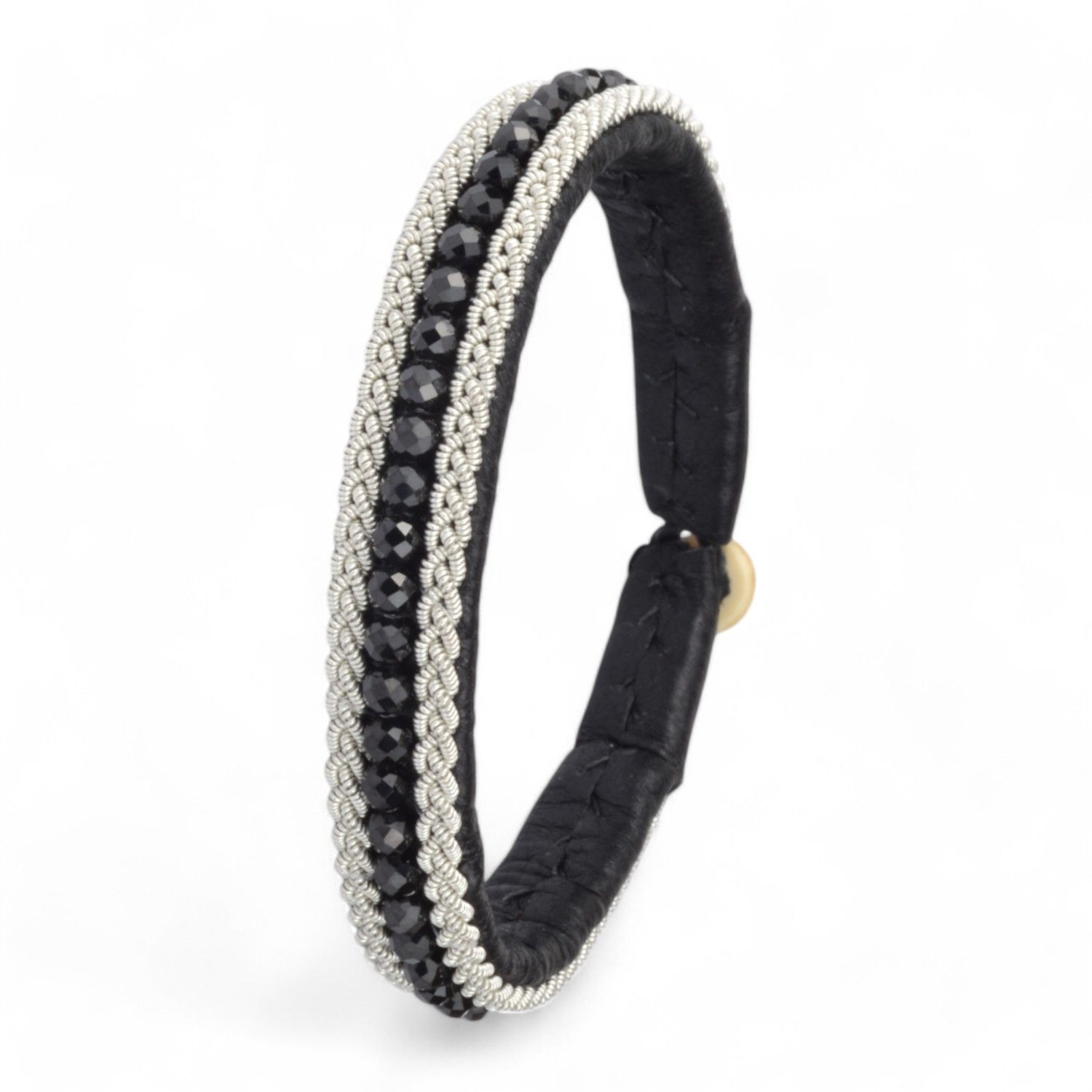 Schwarzes Lederarmband mit Zinnfaden und Onyx-Steinen für Damen von Saami crafts, 18 cm lang